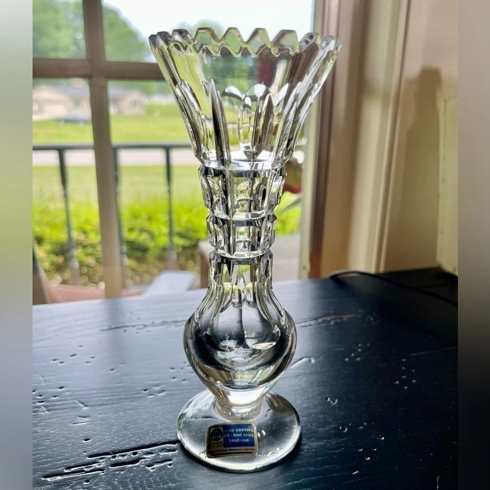 LAUSITZER, HIGH QUALITY CRYSTAL, BUD VASE. HAND CUT, 24% LEAD. 3”W X 7 1/4”H